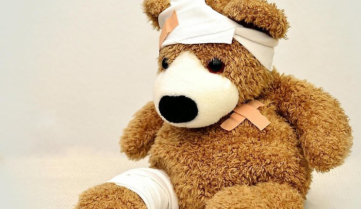 Bild på en omplåstrad teddybjörn.