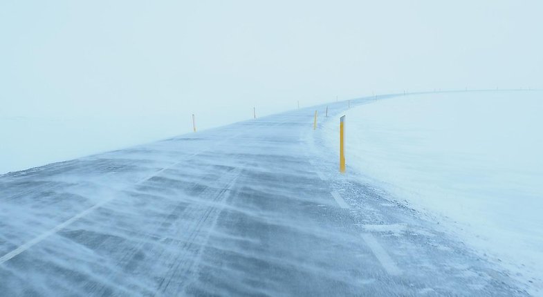 Bild på en väg i snöstorm.